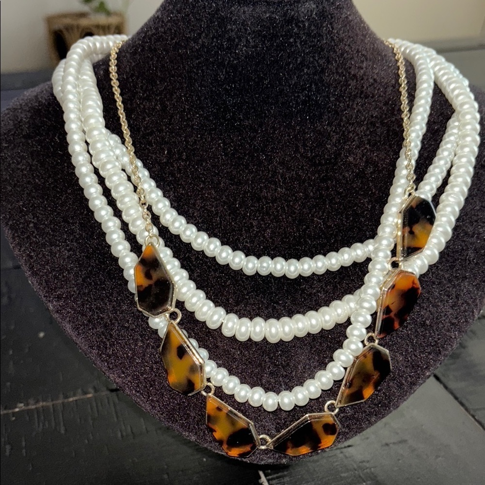 Multilayered Elegant Faux Pearl Tortoiseshell Necklace Gold Tone​